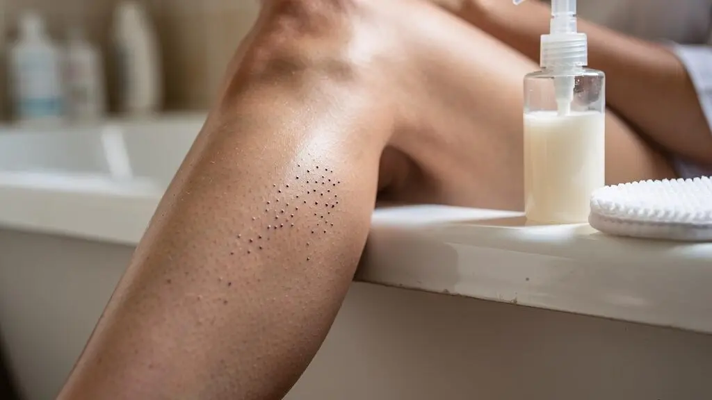 Gros plan sur une jambe fraîchement épilée dans une salle de bain, lumière naturelle révélant la texture de la peau et de légers points de repousse près de la cheville.